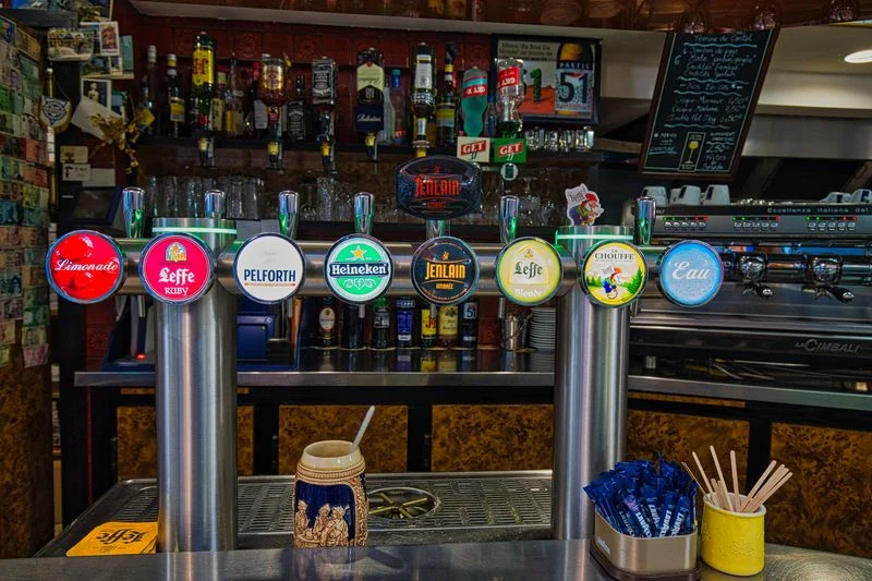 Comptoir du bar et tireuses à bière