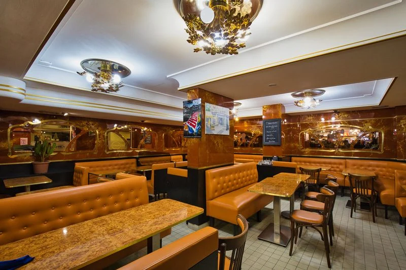 Salle intérieure de la brasserie